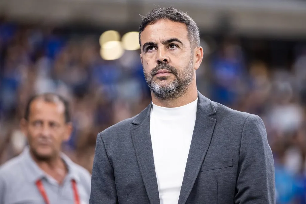 “Fomos penalizados pela primeira parte fraca que fizemos”: afirma Artur Jorge após derrota para o Santos