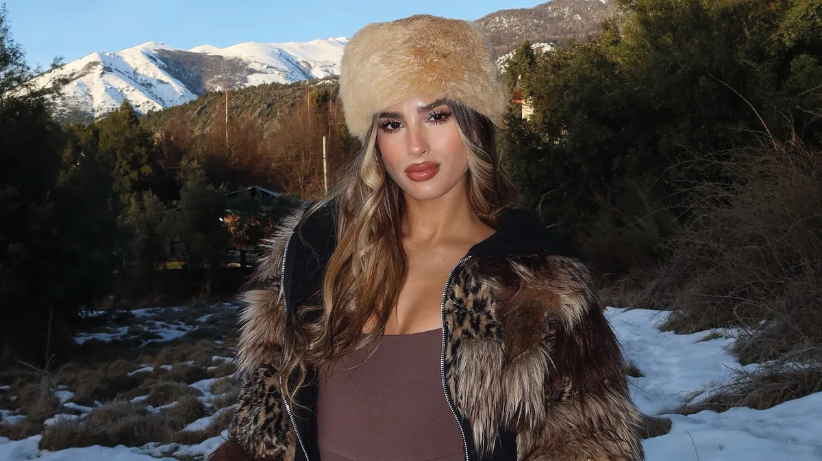 Julieta Poggio impuso su estilo en la nieve con minicatsuit, piel y abrigos XXL