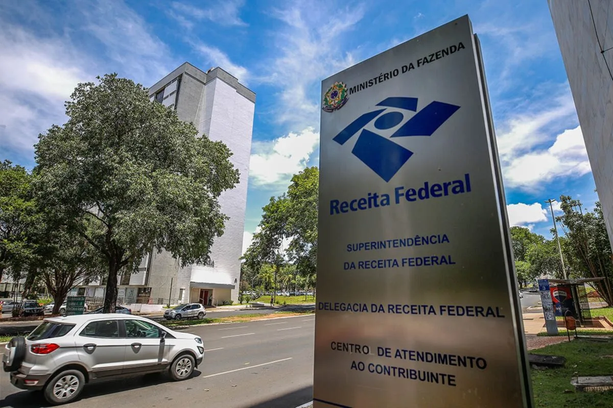 Grupo que contrabandeou R$ 300 milhões em perfumes é alvo da Receita