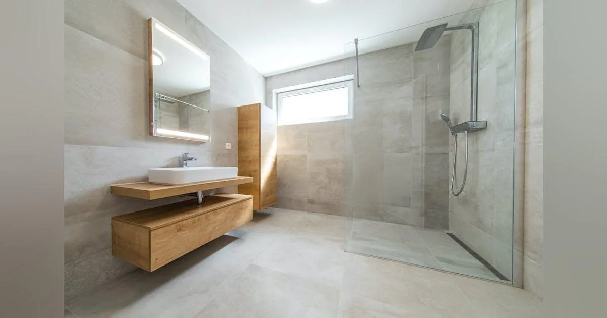 Duchas al ras del piso: la tendencia que hace que el baño parezca más grande y facilita la limpieza
