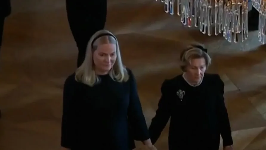 Bei König Haralds Sarg-Prozession - Mette-Marit und Königin Sonja Hand in Hand