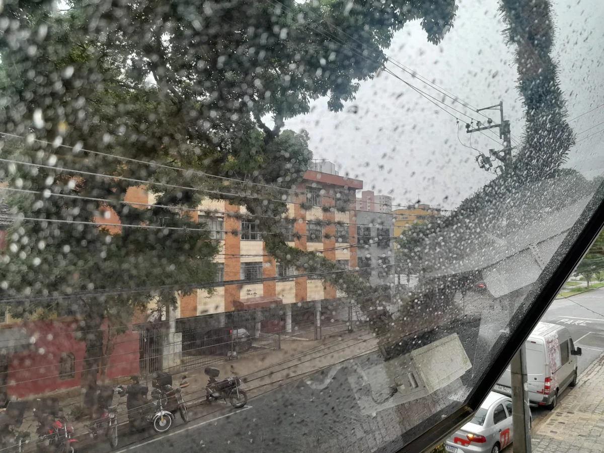 Tempo fica instável e temperaturas despencam na Capital