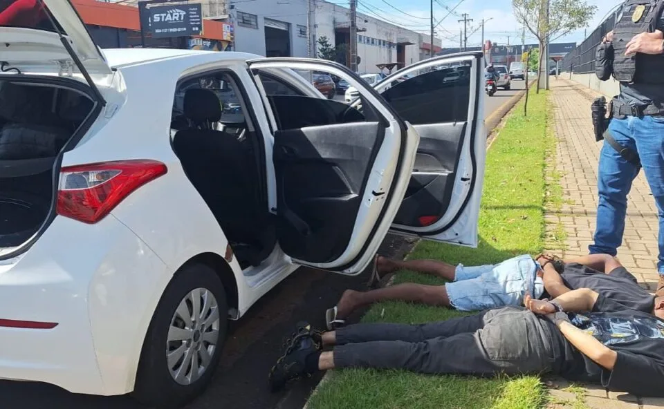 Trio suspeito de furtar estepes é preso com suposto “kit de trabalho” dentro do carro no Paraná