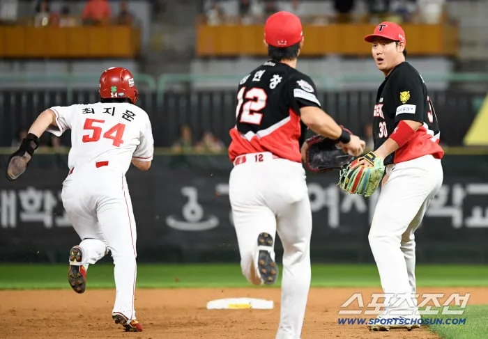 [포토] KIA 정현창-하주석, 2루 베이스가 비었어!