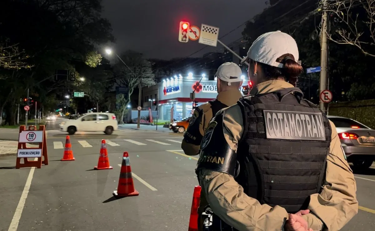 Noite de fiscalização termina com três presos por embriaguez ao volante em Curitiba; mais de 200 veículos foram fiscalizados