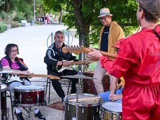 Accroche-cœurs : « De l’art brut, naïf et singulier » : avec l’Instrumentarium, les néophytes deviennent musiciens d’un jour