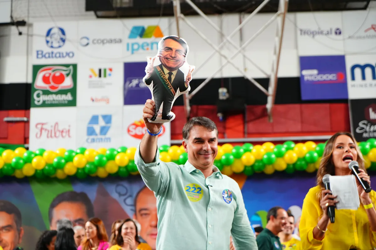 Crusoé: Flávio promete usar imagem do pai “no limite da lei”