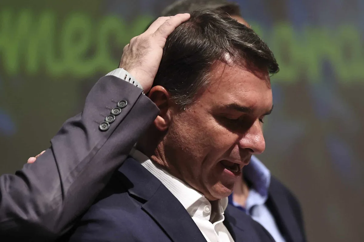 Porque Flávio Bolsonaro foi mal na sabatina da Globo e o significado político disso