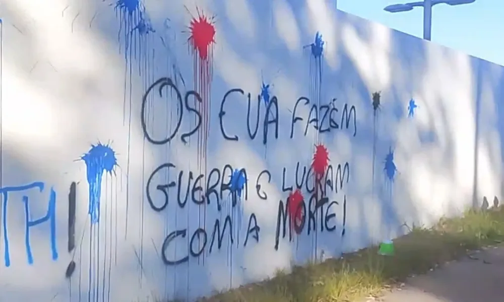 Muro da embaixada dos EUA em Brasília é pichado: ‘Lucram com a morte’