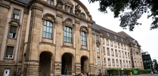 Mönchengladbach: 35-Jähriger sticht auf schlafenden Stiefvater ein – sieben Jahre Haft