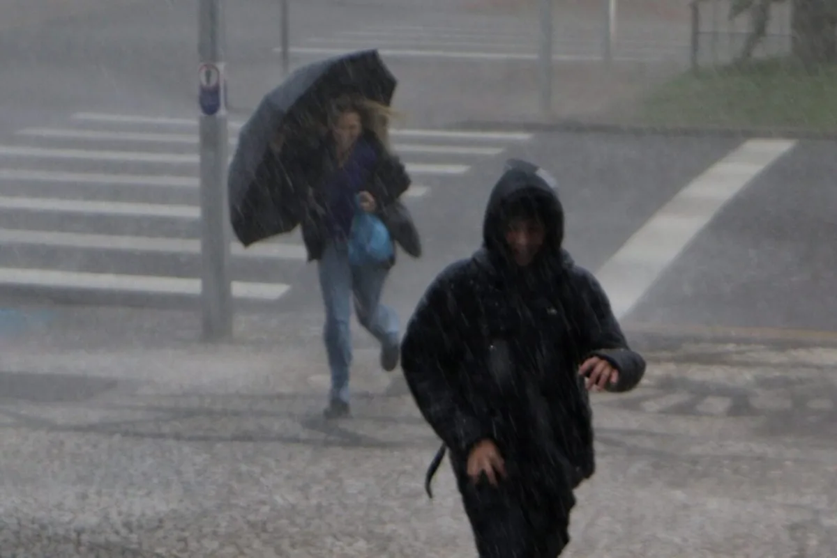 Inmet emite alerta para chuvas intensas em várias regiões do Paraná