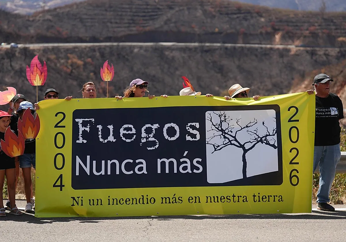 Berrocal lucha por resurgir renovado de las cenizas: «El incendio lo ocupa todo, aquí no hablamos de otra cosa»