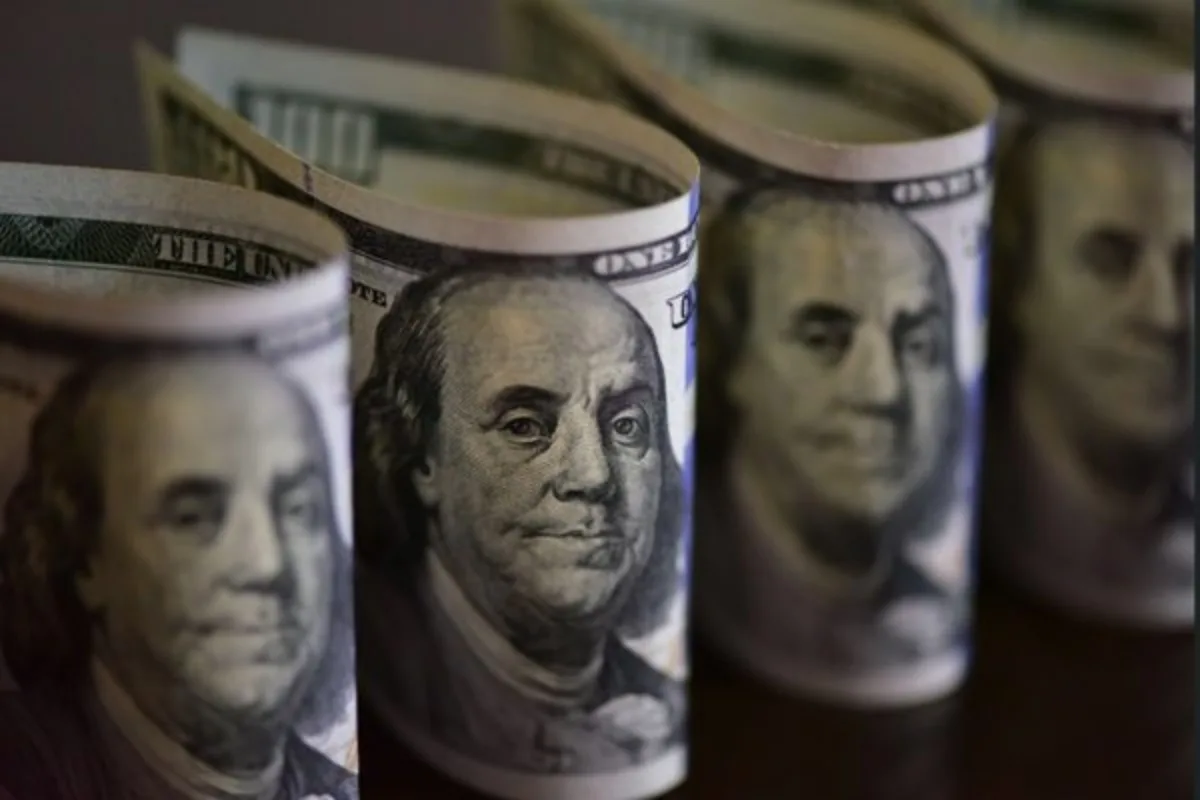 Dólar sobe e Bolsa tem 9ª queda seguida com fuga de estrangeiros