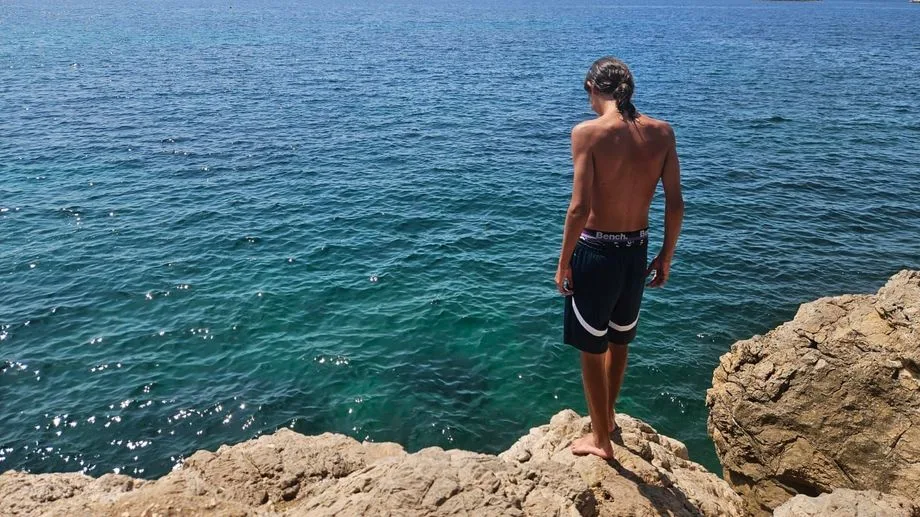 "Tout le monde fait ça, on le fait aussi" : un jeune est mort, mais les plongeons continuent sur la Corniche à Marseille