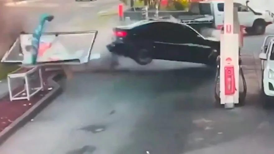 BMW kracht in Zapfsäule - Australier hat gleich zweimal Glück