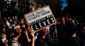 Polícia francesa acusada de ferir alunos como se fosse uma guerra