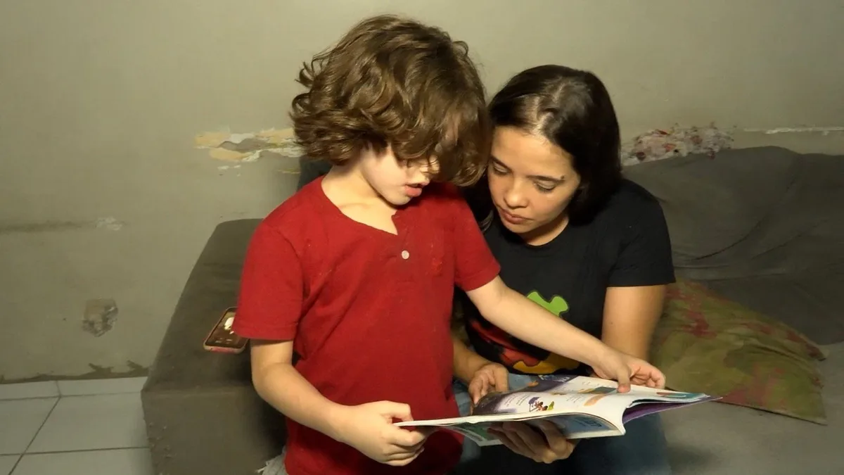 Menino autista de 8 anos teve só três dias de aula em Teresina por falta de acompanhante especializado, diz mãe
