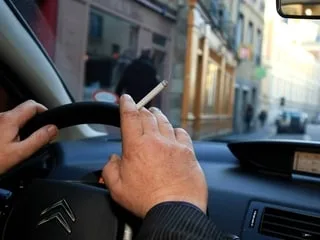 Fumer, se maquiller, boire de l’eau, régler le GPS… Que peut-on faire au volant de sa voiture sans danger et sans PV ?