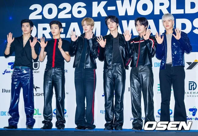 [사진]82메이저,'훈훈한 손인사'