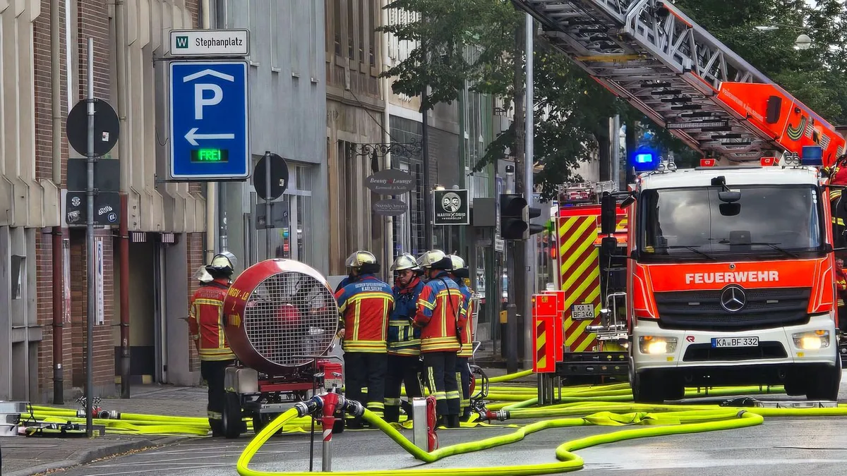 Feuer: Brand in Parkhaus – Großeinsatz in Karlsruher Innenstadt