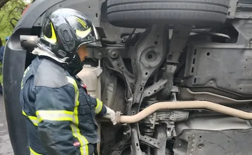 Camioneta vuelca en Insurgentes Sur, cerca de Ciudad Universitaria; mujer de 50 años resulta lesionada
