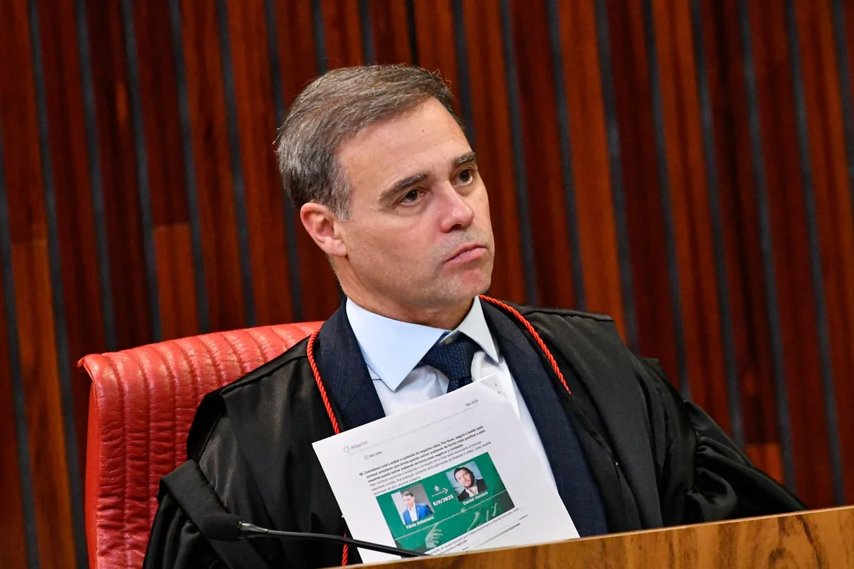 Mendonça manda retirar deepfake que liga Flávio a Vorcaro e rachadinha