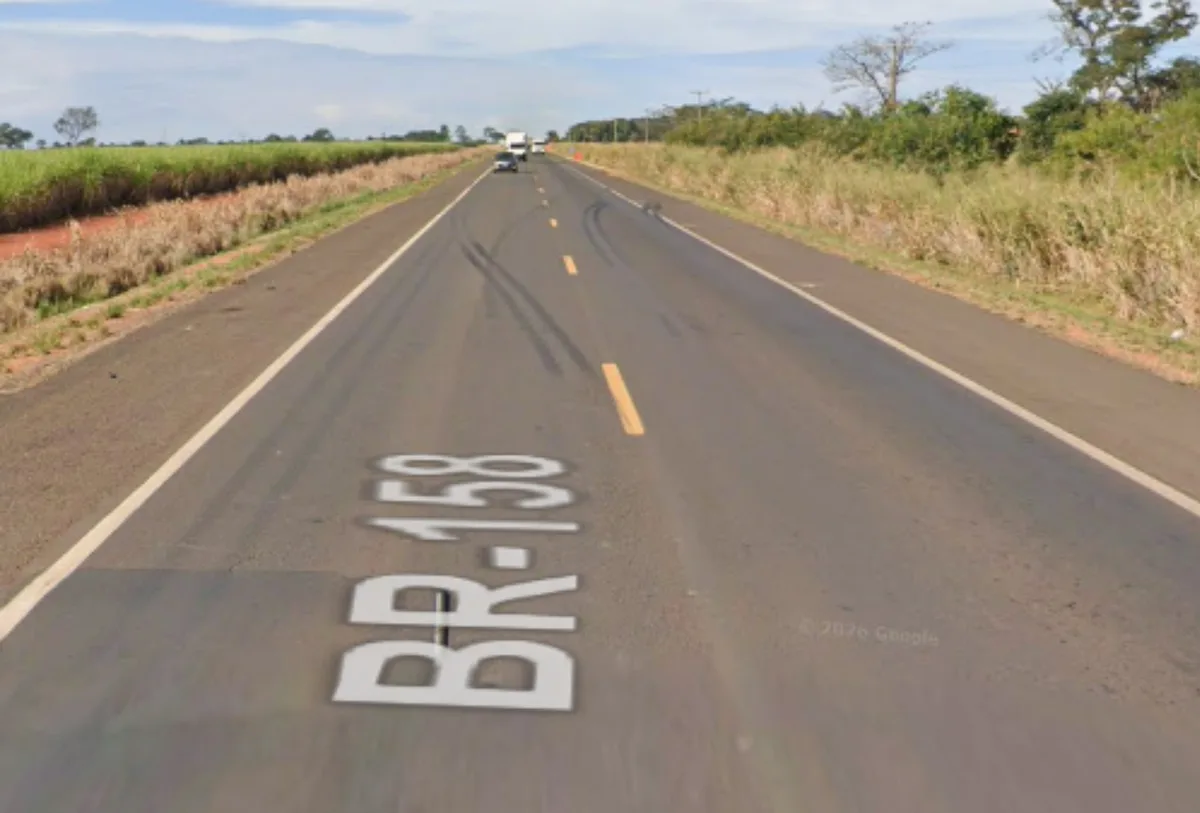 Motorista morre e dois ficam feridos após carro bater de frente com caminhonete na BR-158 em MS