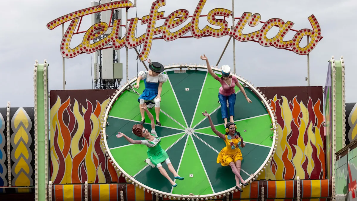 Röcke zu kurz, Dekolletés zu freizügig! - Wiesn-Aufregung wegen zu frivoler Figuren