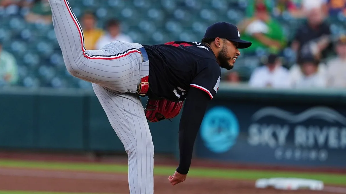 Bradley hurls first immaculate inning in Twins history