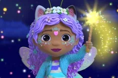 ‘Gabby’s Dollhouse’ Welcomes Doozie to the ‘Meow-Meow Bow-Wow Family’: Watch Her First Duet With Big Sis Gabby