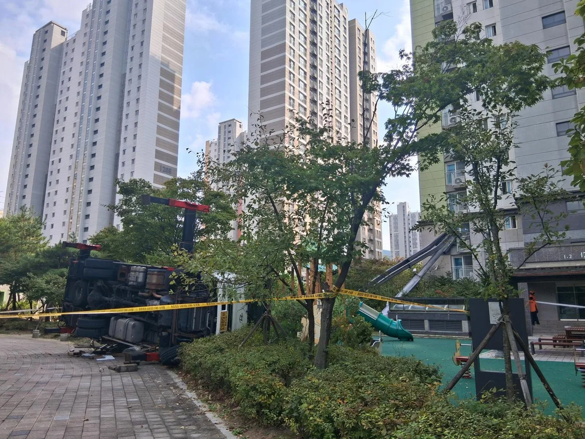 아파트서 이사 마친 사다리차 놀이터로 넘어져…인명피해 없어