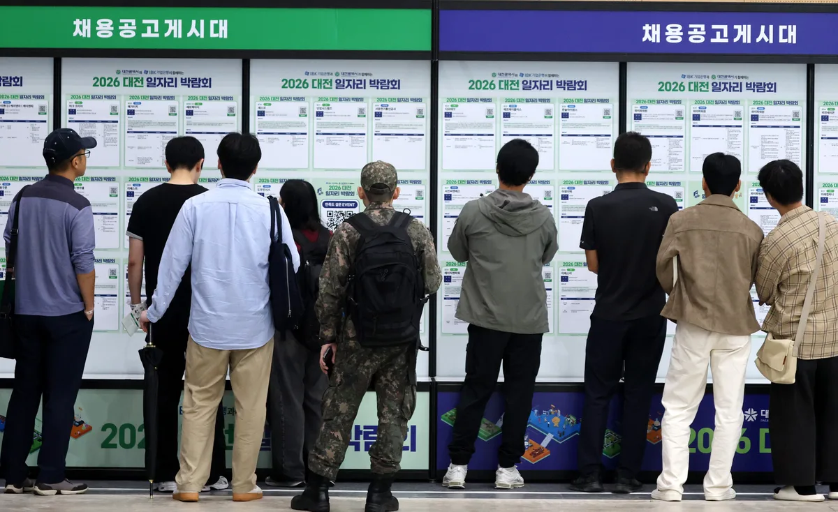 60대 일자리 20만개 늘 때, 20대는 5만개 줄었다