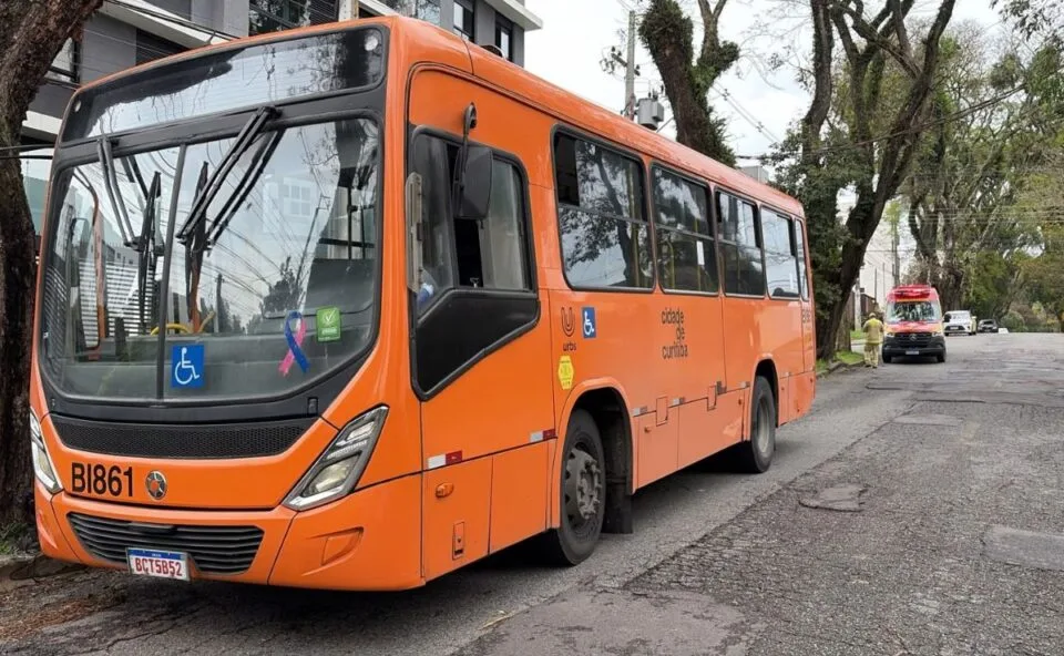 Acidente entre ônibus e moto deixa mulher ferida no bairro Boa Vista, em Curitiba