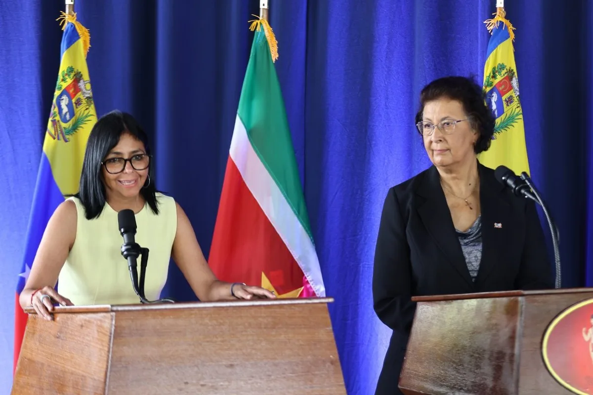 Delcy Rodríguez tras suscribir acuerdos con Surinam: "Me llevo la satisfacción de una fructífera agenda de trabajo"