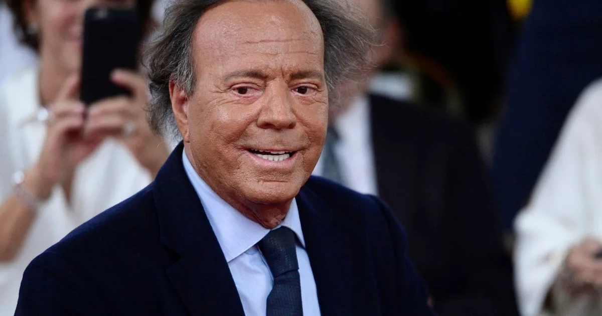 Julio Iglesias, otra vez en problemas: la Justicia española da marcha atrás y ahora avala que se lo investigue por agresión sexual