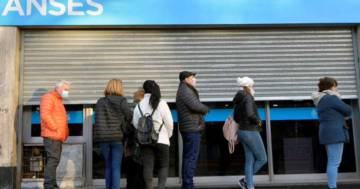 Bono para jubilados de la mínima: por el "congelamiento", ese pago extra perdió 70% de su poder de compra