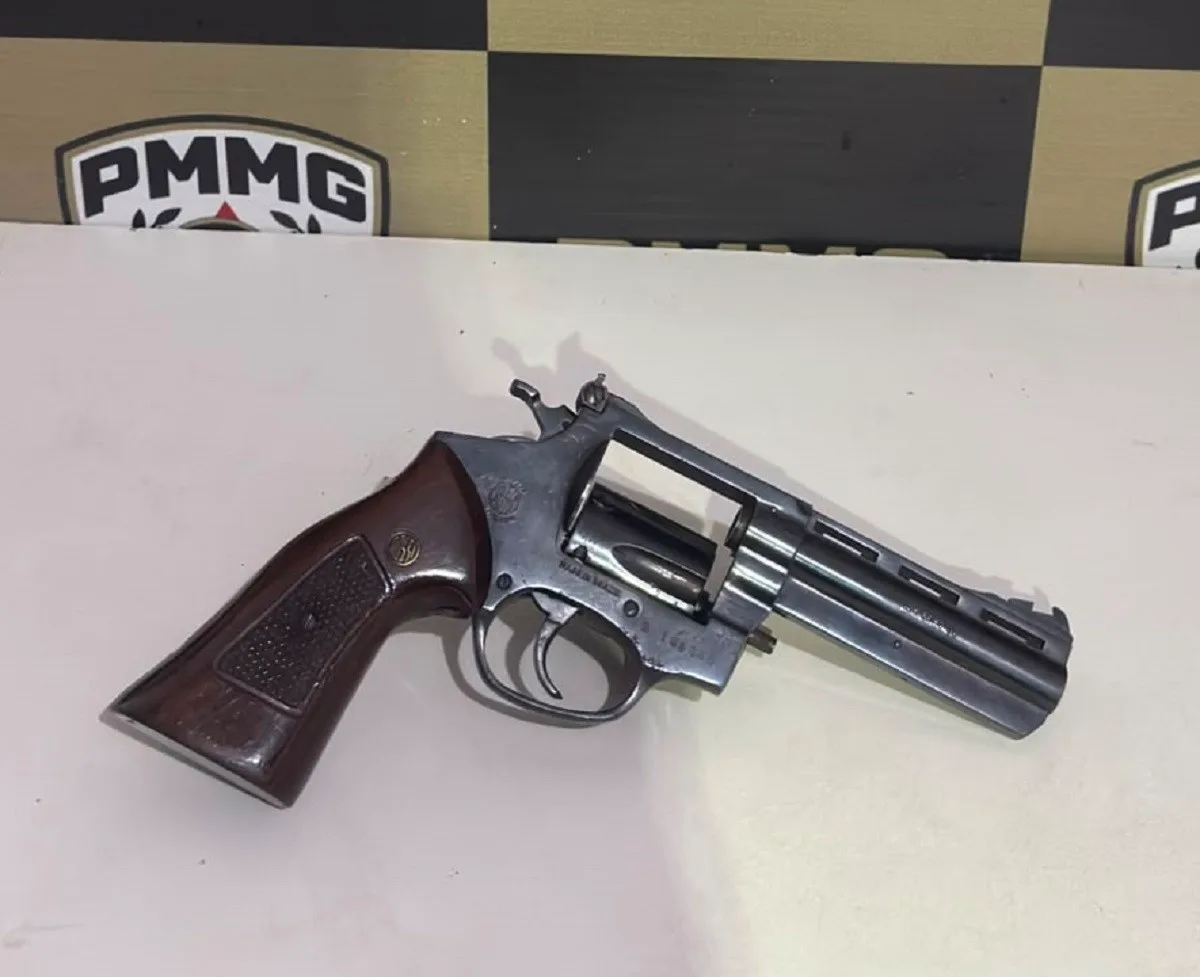 Homem é preso após agredir cliente com arma e garrafa em bar de Juiz de Fora