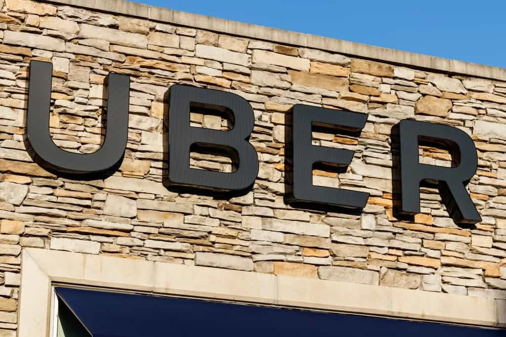 Uber é processada no Brasil por cobrar taxa de motoristas