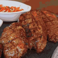 Do pão à parrilla, casal serve café e churrasco no mesmo lugar
