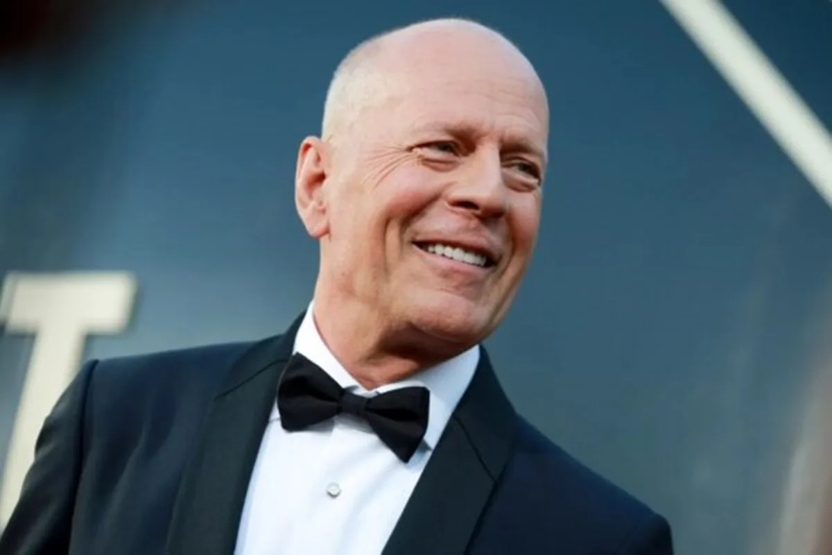 Bruce Willis faz rara aparição no casamento da filha. Veja foto