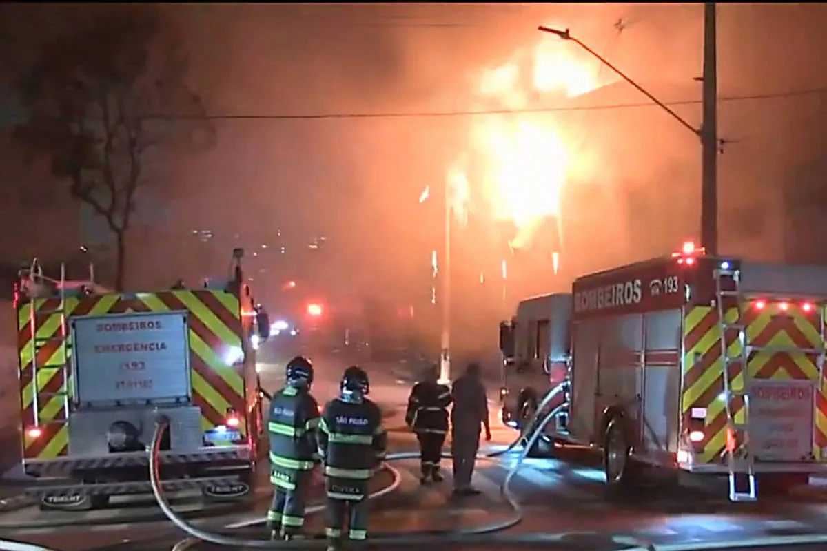 Bombeiros combatem fogo em pr�dio comercial na regi�o central de SP