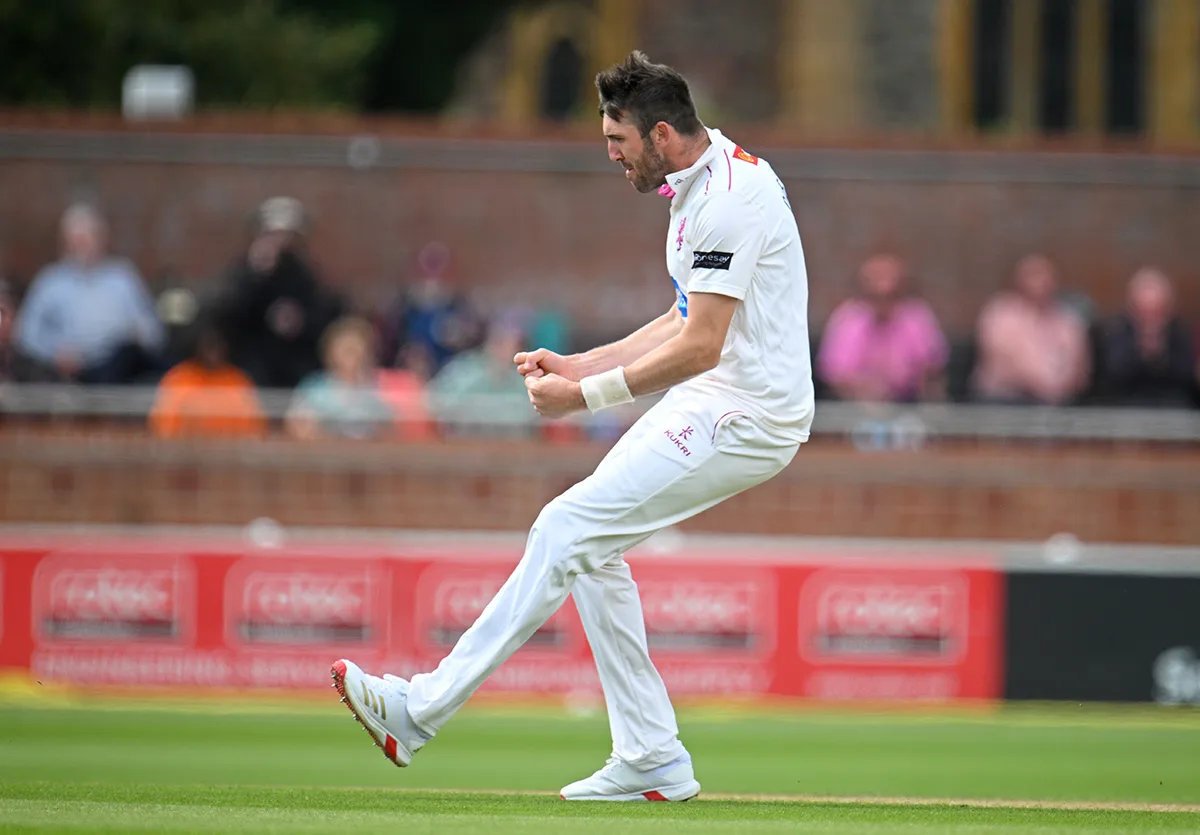 Somerset thrash Leicestershire in three days to stay top