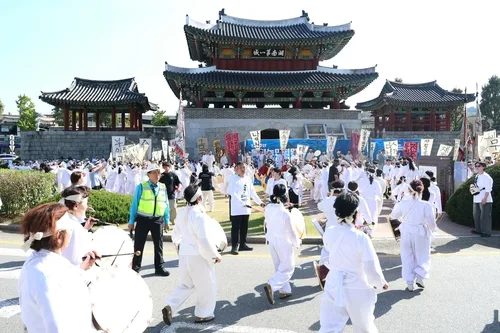 "132년 전 함성 그대로"…전주서 재현된 동학농민군 입성