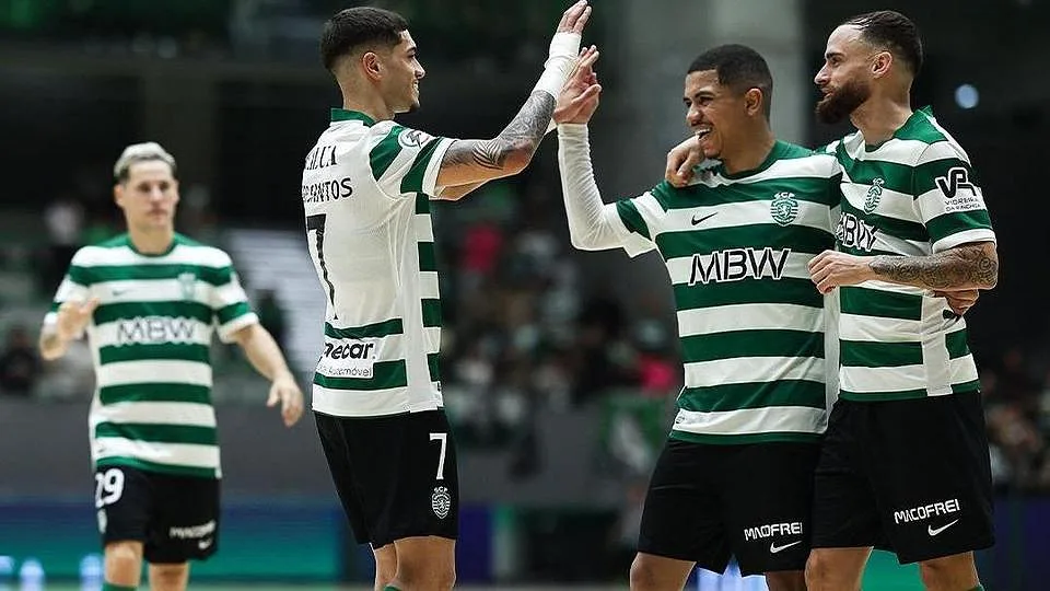 Entrar a perder e acabar... a rugir: Sporting goleia Famalicão antes do dérbi