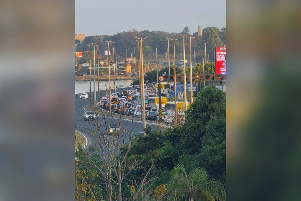 Interdição de faixas na Ponte JK trava trânsito no sentido Plano Piloto