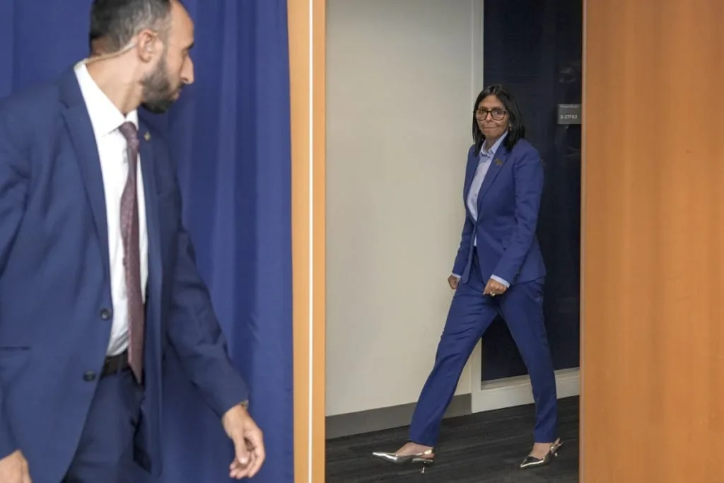 ONG Acceso a la Justicia alerta sobre “vacío de poder” tras viaje de Delcy Rodríguez a EEUU