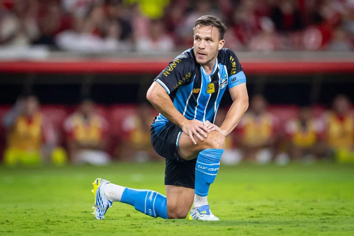 Prestes a rescindir com a Juventus, Arthur entra no radar do Palmeiras após ser oferecido