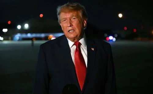 Trump niega que condiciones de vida a bordo del portaaviones Lincoln sean preocupantes; será reemplazado por otro buque, confirma