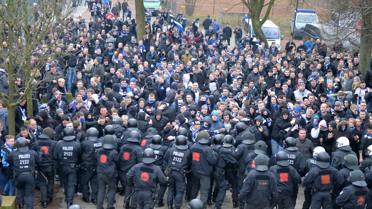 Hochrisikospiele: Die Polizei setzt beim Fußball auf Rückzug