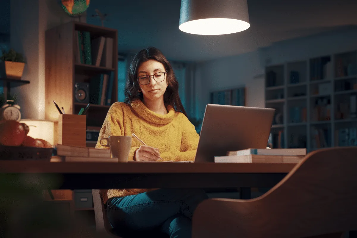 Virar a noite estudando pode fazer você aprender menos: entenda o papel do sono na memória